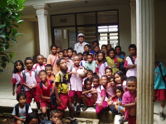 mgr Sol met kinderen op groepsfoto